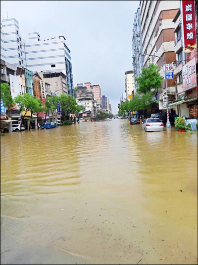豪雨再炸高雄 30多處積淹水