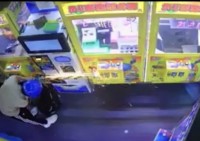 做工的人？ 賊拿砂輪機切娃娃機偷錢