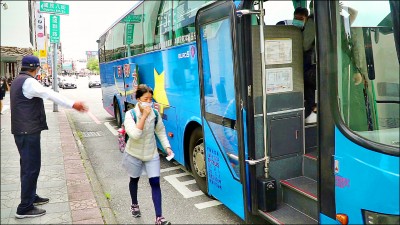 鐵路交通中斷 北花客運班班客滿