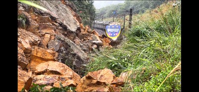 豪雨土石崩 火車險遭埋