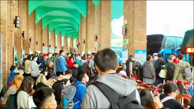 土石崩落 東部幹線中斷／宜花東旅客行程大亂 擠爆公路轉運站
