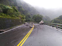 宜蘭豪雨不斷 台7丁線又落石 僅單線雙向通行