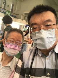 超親民！口罩國家隊董事長排隊打疫苗 鄭永柱：相信政府安排