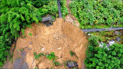 南投國姓走山「像被砲彈轟炸過」