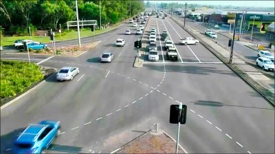 中英對照讀新聞》Australian ute whizzes across seven lanes of traffic unscathed澳洲休旅車呼嘯穿越七車道而毫髮無傷