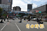 碰！警局前機車疑闖紅燈撞轉彎騎士 噴飛15公尺釀3傷