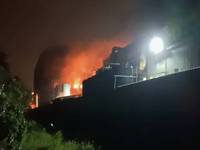 彰濱油封工廠大火  消防員冒寒流、強風、大雨搶救