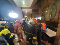 疑輕生釀災！新北新店大樓竄火煙 起火戶1男不治