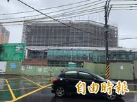 房子長高了？行政大樓遇雨竟「上浮45公分」　議員：根本就是危樓