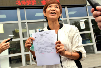 拒攔查遭大外割上銬逮捕// 女師再議逆轉 警假借職務妨害自由起訴