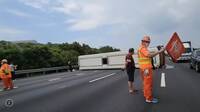 國3驚見客運車翻覆橫躺3車道15傷  南下一度大塞車