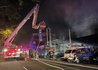 烏日中古車行暗夜大火 警消出動40多人搶救