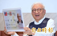 曹興誠秀身分證強調「百分之百台灣國民」 轟認同統一都是腦殘