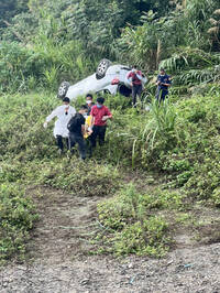 藤枝國家森林遊樂區休旅車墜15米深山谷5傷 1人無呼吸心跳