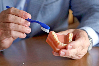 中日對照讀新聞》歯周病発症・重症化に腸内細菌が関係 牙周病發病、重症化 和腸內細菌有關