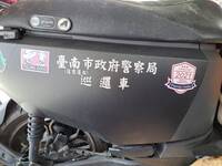 代誌大條！ 外送員網購「警察局巡邏車」貼紙 騎車趴趴走法辦