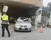 台中衰男駛出地下停車場 女子從空墜落「命中」車頂