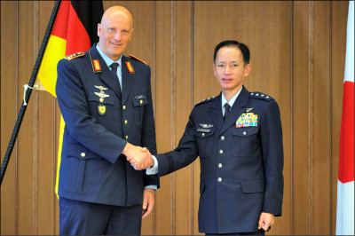 中日對照讀新聞》連携強調「共に自由守る」 空幕長と独空軍トップが会見 日德空軍司令會晤 強調合作共同捍衛自由