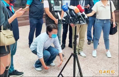 深蹲換乘 黃珊珊︰公車站就地升級健身房嗎？