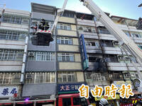 高雄透天厝火警玻璃爆炸 1家3口受困獲救