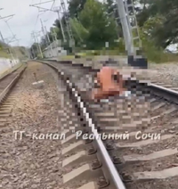 不怕死！俄羅斯情侶躺鐵軌中激戰 路人直擊畫面曝光