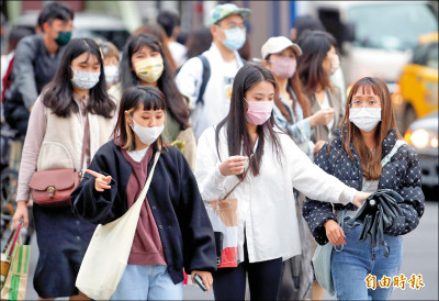 防疫新制上路！確診7+N 專家建議口罩漸進鬆綁／非人潮聚集戶外可優先解禁 大型集會活動仍要戴