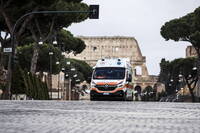 鄰居嫌太吵持弓箭攻擊 新手爸「腹部噴血」畫面曝光