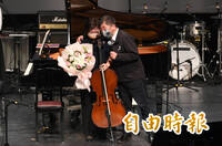 妻子孫琬玲首站台演奏！陳時中獻愛的抱抱：謝謝包容和支持