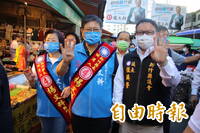 楊文科與竹縣議長張鎮榮 透早掃新豐市場拜票