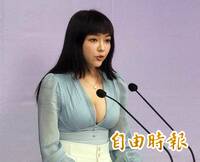 候選人政見會「爆乳裝」吸睛　她主張成人禮要包紅包