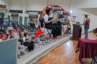 毛毛的！政見發表會 女捧亡夫遺照正對候選人聆聽