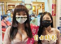 超香！議員候選人合體「雞排妹」造勢 爆乳介紹嘉義美食