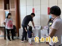 笑翻！ 投票時將身分證投進票匭 鄉民說話了：等開票才能拿