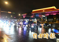 機車族衝了！台北忠孝西路睽違44年解禁卻「半夜限定」 民團怒嗆假開放