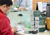 護照申請爆量單日破萬件 外交部籲民眾若非急需暫緩辦理