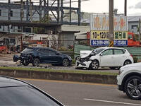 車頭撞爛！台中男恍神擊落騎士 再強碰路邊轎車屁屁