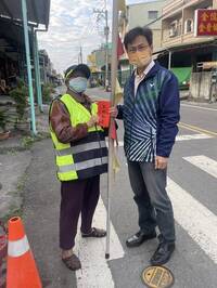 高雄2阿嬤從兒子入學當導護 如今孫子畢業了仍每天風雨無阻