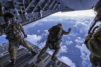 軍情動態》零下18度丶1萬8千呎高空跳傘 榮獲北約「年度最佳照片」