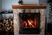 私房錢別藏壁爐！老婆不知情一把火瞬間燒光 他崩潰：65萬飛了