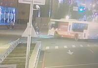 獨家》公車撞死母嬰影像曝光！妻護子推夫救夫命 首當其衝被撞死