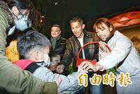 吳怡農選前之夜不一樣 小朋友與家長擠滿場