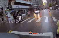地獄裡行人的逆襲！綠燈過馬路險被撞 男行人怒踹機車飆罵
