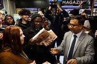 哈利王子爆料王室新書開賣 倫敦民眾徹夜排隊搶購