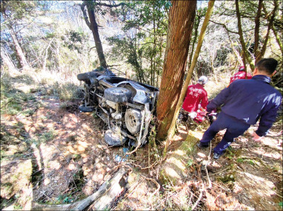 登山接駁車翻落30米深山谷 郡大林道意外 司機不治7輕重傷