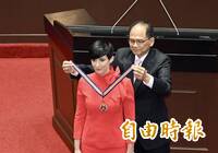 拜登、川普也這樣！游錫堃為艾達莫娃掛勳符合儀節 失禮說曝無知