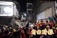 遺憾！台中老屋到塌2工人活埋 晚間救出1人已無生命跡象