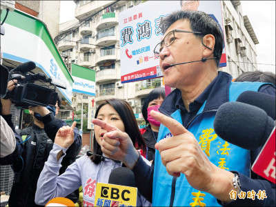 芯費戰市場篇》 徐巧芯堵費鴻泰邀辯 費快閃、徐跌倒