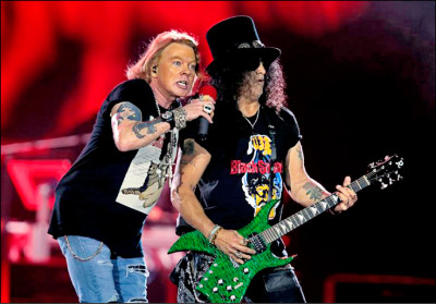 中英對照讀新聞》Axl Rose says he’ll stop throwing microphone ’in the interest of public safety’ 「為了公共安全」 埃克索爾羅斯說他將停止丟麥克風
