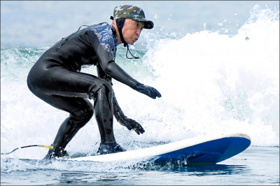 中英對照讀新聞》Japanese surfer nears 90 and talks of catching waves at 100年近90的日本衝浪者提及100歲追浪