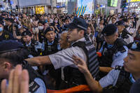 不准紀念！六四34周年前夕 香港警方當街逮人